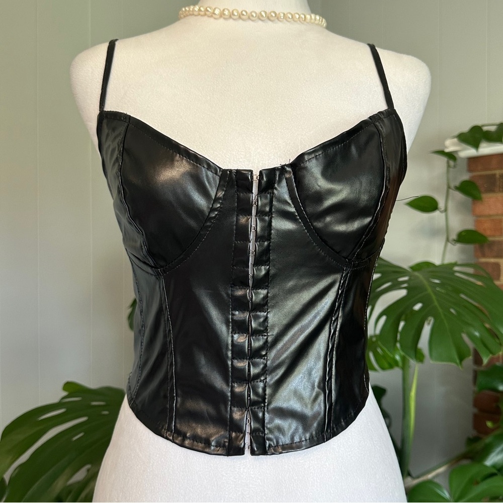 sexy black top 95 % Polyester 5% Elastane hooks closure front excellent